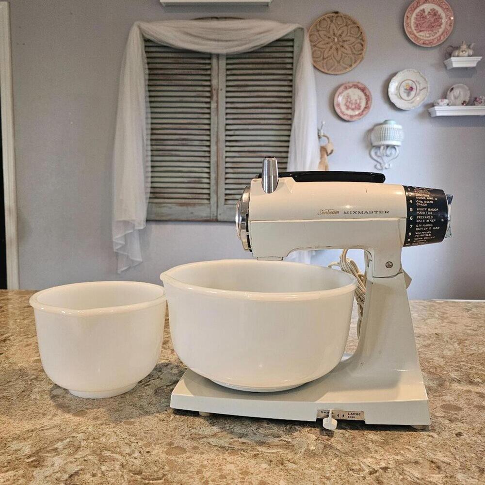 Vintage Sunbeam Mixmaster Stand Mixer With Large & Small Glass Bowls MMA 1968‐19
